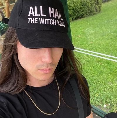 sai do útero do noah sebastian e uma encubadora feita de 'bad omens discography' terminou de desenvolver meu organismo celular