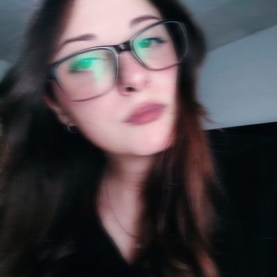 24 años || Estudiante de Ciencia Política y Relaciones Internacionales || A veces (siempre) hablo de política.