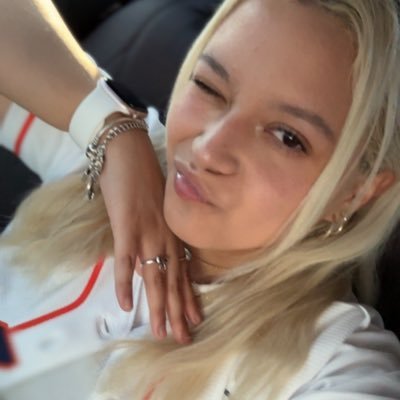 nievesruvalcaba's profile picture. just trynna navigate life one day at a time 🌓