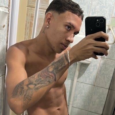 20 anos, Baiano 🤑 https://t.co/PXL57fYD1i. https://t.co/eG3xZfeDuF