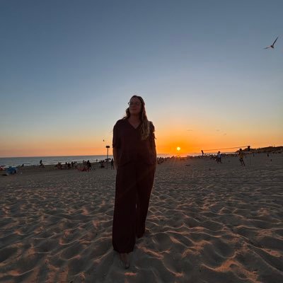 Cristinalzrr's profile picture. La atracción mental es mucho más fuerte que la física , de una mente no te libras ni cerrando los ojos