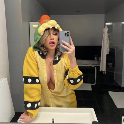 Hello dear 🥰 I'm the available shemale now I'm in for sex and massage service and sex masturbating video call at low cost 🍆🍑