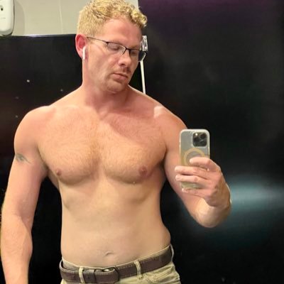 Vers, married dog dad with size 12 feet and a girthy cock who enjoys showing off all of myself. Love to engage in all of your fantasies 😈