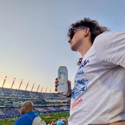 📹 Multimedia Content Producer @SpectrumNewsKC | Life is short and so am I | Wannabe PXP broadcaster 🎙️ | derek.zimmerman-guyer@charter.com 📨
