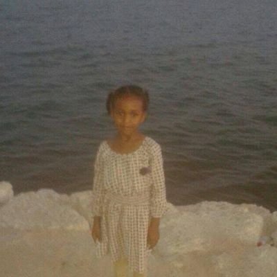 بلادي وإن جارت عليّ عزيزةٌ وأهلي وإن ضنوا عليّ كرامُ –