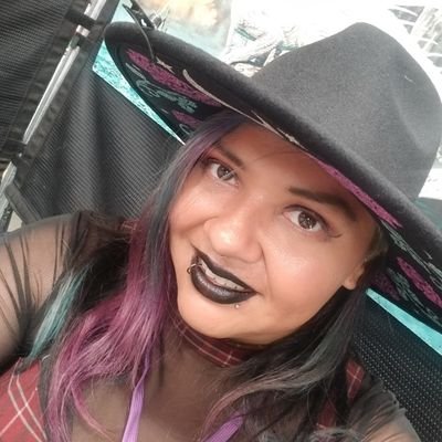 Some random woman with rainbow hair trying to survive.
Discord be IndigoCatAkiko.