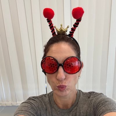 sarithecht's profile picture. happiness is a warm gun