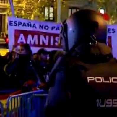 Los infantes españoles prefieren la muerte a la deshonra, ya hablaremos de capitulación después de muertos. Antifeminista y anticomunista.