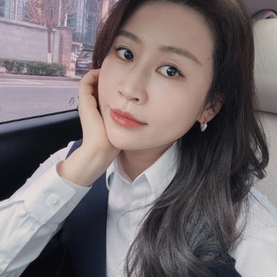 已婚有娃,#体制内 从事金融行业,热爱生活的魅力探索者
经济独立,生活太枯燥,翻墙来 #记录不一样的日常,喜欢和坦诚有趣的灵魂交流,不颜控,但要求是讲卫生,体面的素质成熟男士!