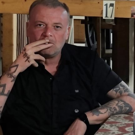 Dert mene; kan,gözyaşı,acı ve kelem,
Siz Arap olun,MEN TÜRK!
Niye Arap'a ağlar hep şu Müslüman?
Siz Arap sevin,TENGRİ BİZ MENEN! 🇦🇿𐰔 : 𐱅𐰇𐰼𐰰