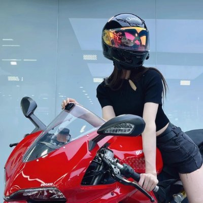 lxvgd14991848's profile picture. 女の子は水のように優しくあるべきだと言う人もいますが、私はむしろ風のように自由で、心の情熱と遠くの景色を追いかけてバイクに乗りたいです

私のお気に入りはドゥカティのSuperleggera V4です🏍️