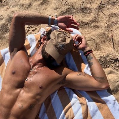 AnonimnotoDete's profile picture. Walking without headphones feels weirdly refreshing.