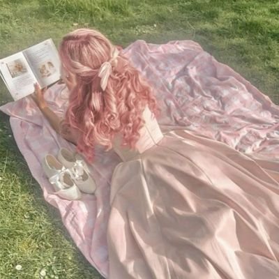 baebaeaurora's profile picture. when the sky is blue, but i choose pink #punyarora