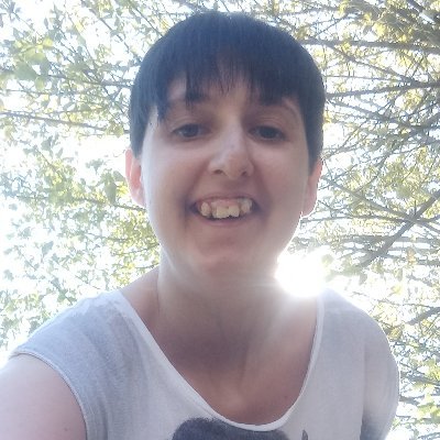 preferisco esser anonima di poesie scalza in spiaggia che esser celebre con intorno personaggieti inutili alla mia esistenza (rosa alessia orlandini)