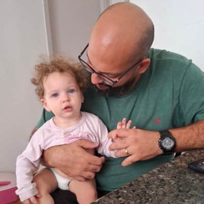 Advogado e censurado, católico, pai da Maria e do Joaquim, casado, Cruzeirense e Madridista.