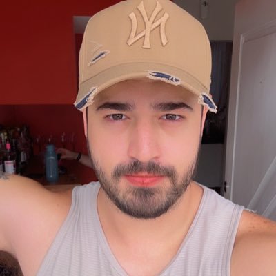 Sou leonino, tenho 1.95, cientista da computação, faço uns APPs pra iPhone e sou um treinador pokemon. Vamos ser migos :)