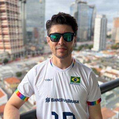 Pai, executivo, patinador, ex jogador de vôlei, modelo aposentado e apaixonado pelo mundo POP
