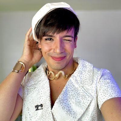Professor de Moda, corte e costura, Figurinista e aspirante a patricinha