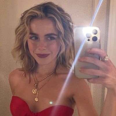 @UnluckySurvival's fiancée. Youngest daughter of Meredith and @FatedMcdreamy. Little sister to @BrutishBrother. {WT: #IvoryBlush}.