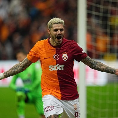 atakanreyiz_'s profile picture. Bize Tek Sarıdan Çift Kırmızı...