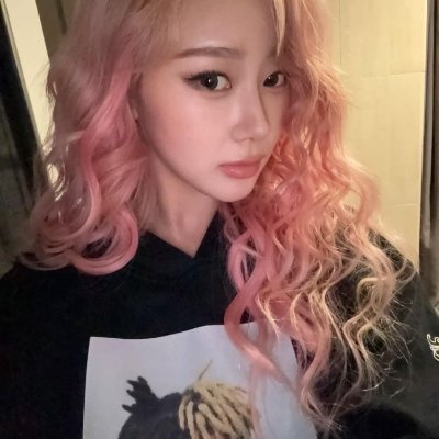 hurdzsugar's profile picture. Fading into the background like autumn leaves.