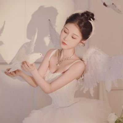 lanqier1520's profile picture. 小韭菜一枚，被割了一茬又一茬，镰刀别来了，再割就死了👿👿