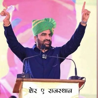 लिलण घोड़ी सोवणी मोतिया जड़ी लगाम
खरनाल्या रा वीर तेजाजी थाने झुक झुक करू प्रणाम
#वीर_तेजाजी_महाराज