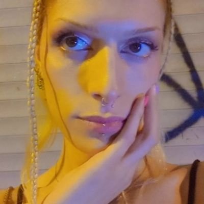 bana yaklaşmayın dilimin altında jilet taşıyorum • haters make me famous 💅🏻