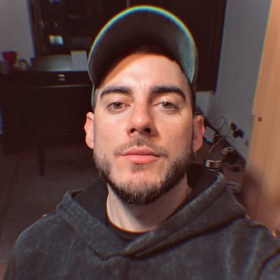 Me gusta tocar piano, trompeta y clarinete. A veces soy figurín (mi portada). Estudié turismo y trabajo en un hotel