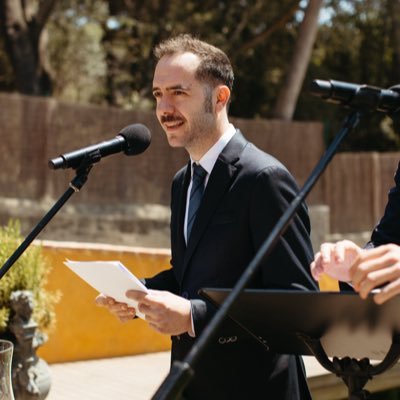 M’agrada parlar de futbol mentre bec i fumo, perquè enganyar-nos. Molt del Barça. Periodista frustrat que li encanta la xarxa aquesta.
