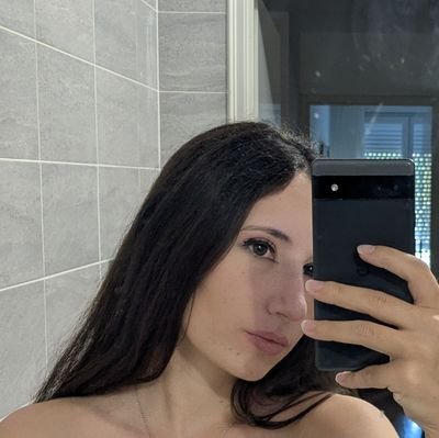 Parisian/Balkan girl, relationship expert, biggot, geopolitics expert, part feminist and part tradwife, girl dad and most importantly cat lover