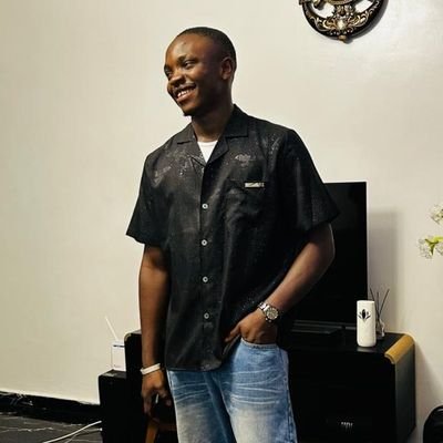 SammyBillzx's profile picture. iPhone plug, Gadgets + Phone Repair services 
📩📩 DM