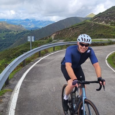 Globetrotter. Ajax, maar niet te fanatiek. Vader van 2 zonen. Doet iets met C# en SQL. Passie voor skiën. Zeer geïnteresseerd in AI ontwikkelingen.