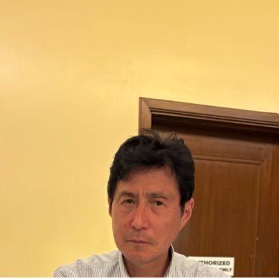 元PHP研究所アジア総支配人 シンガポール在住20年 2020年帰国 2023年 統一地方選挙立候補 2024年4月迄 政党県連会長を務める。洋行帰りの保守主義者。社員教育の企業を経営し、国内外にて企業の指導、現在奈良県在住。奈良市内にて落語くらぶ、 創作落語をひらう会を開催。日本報連相センターアジア支部長。