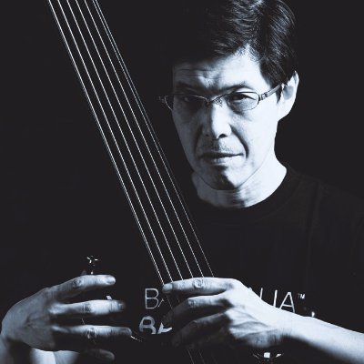 ベーシスト、作曲家、昆虫画家、昆虫食開発者、大学特認教授。
Bassist, Composer, Insect artist, Professor.【世界の10人】選出。イギリスBBC放送『221年ぶりのアメリカ素数ゼミとベース共演』で24th作品特番。【主演映画3冠】第1弾がiDEAL国際映画祭(インド)最優秀主演賞