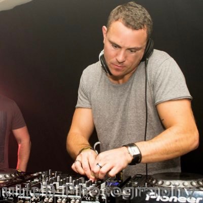 House & Techno DJ 🎵🎵 Insta:@DJKeiranjay Music lover, vinyl Junkie. Plays good music from any decade 50s, 60s, 70s 80s 90s 00s 10s 20