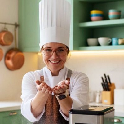 Tec. Sup. en Adm. Gastronómica Pastelera, Aprendiz de panadera. Heladera, chocolatier. Docente. Un día le cocine a Jack Sparrow y fue magia