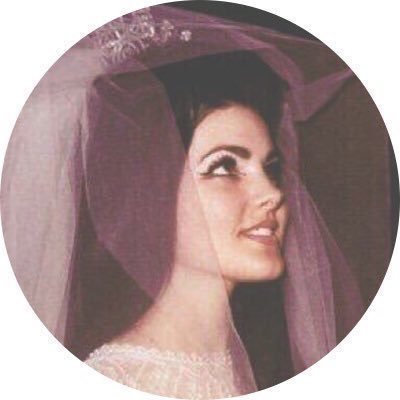 onlyclassyq8's profile picture. معلمة أجيال .، فالطرف الرقيق فالحياة 💗