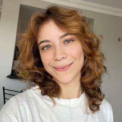 pesquisando humanos de dia, cantando minhas derrotas a noite, antropóloga e artista emergente que se recusa a emergir