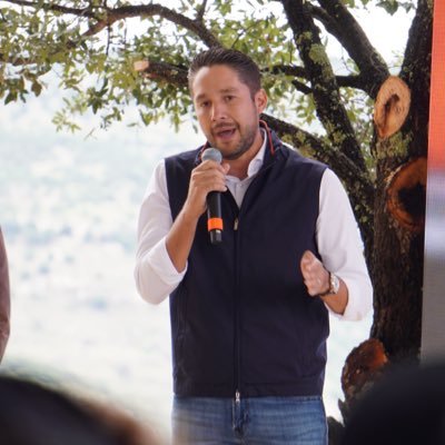 Padre y Esposo. Orgullosamente Duranguense. Secretario de Desarrollo Económico del Estado de Durango