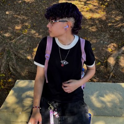 🏳️🌈L | sou sua poeta? | 🫀• ela/ele 🐻 “𝒜 𝑎𝑟𝑡𝑒 𝑒 𝑐𝑜𝑛𝑠𝑜𝑙𝑎𝑟 𝑎𝑞𝑢𝑒𝑙𝑒𝑠 𝑞𝑢𝑒 𝑠𝑎𝑜 𝑞𝑢𝑒𝑏𝑟𝑎𝑑𝑜𝑠 𝑝𝑒𝑙𝑎. 𝑣𝑖𝑑𝑎.” 𝒱𝑖𝑛𝑐𝑒𝑛𝑡 ♡