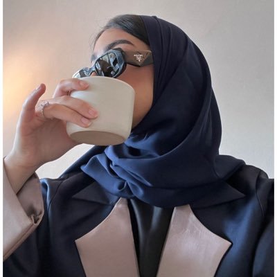فكأنها للحُسن باقة نرجّس .