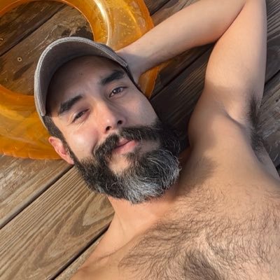 NSFW/🔞| 36 - Gay - Vers- Bator - Retweeting what my boner likes. Follow my husband the writer @TheCocktaleBar