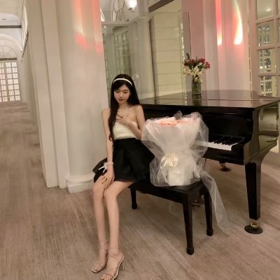 kamilaxdays's profile picture. Just another glitch.