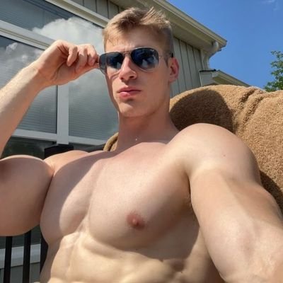 Dumb muscle jock. No hay pensamientos detrás de ésos ojos.
🔃 pin for dm. — ESP 🔞.
