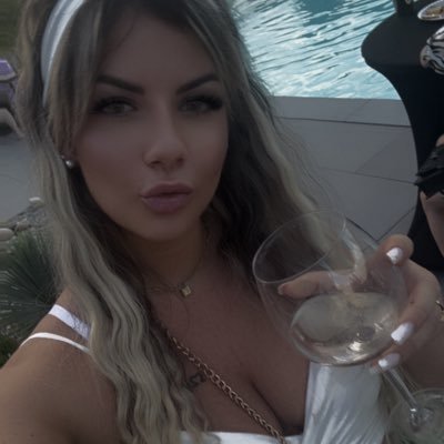 I only drink Champagne on two occasions. When I am in love and when I am not. @Karzko