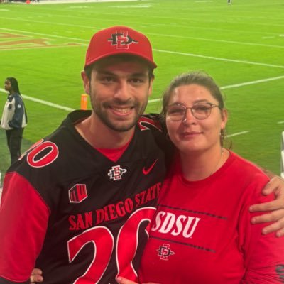 San Diegan. Love family/friends, sports, country 🎵 & Star Wars. Big @Padres @GoAztecs @sandiegofc @UMichAthletics, ex-Chargers fan (#SpanosSucks) @NFL_2_SD guy