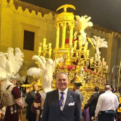 Macareno, Sevillista , del Rocio de la Macarena y Sevillano .Amante de la gastronomia y la buena vida.. Me encanta la Feria. Tengo una estrella E 🌟de J .