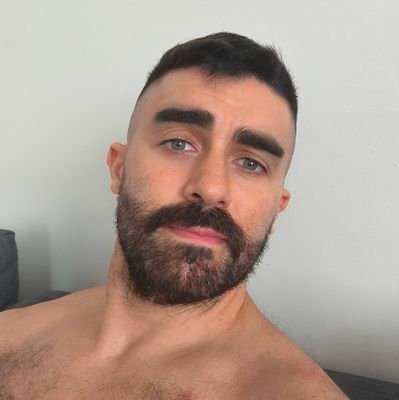 Soy gallego y no me gusta el marisco.
Me parezco a Daniel Radcliffe pero sin dinero.
Mis opiniones tienen la misma fecha de caducidad que la de un yogur.