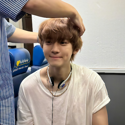 yoloeyeol's profile picture. 